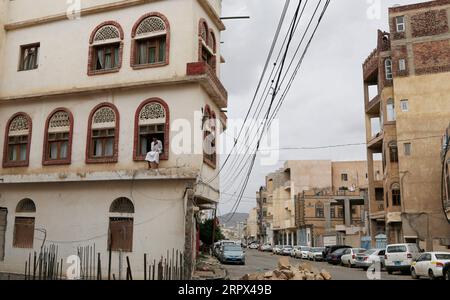 200506 -- SANAA, 6. Mai 2020 Xinhua -- Ein Junge sitzt am Fenster seines Hauses in Sanaa, Jemen, 6. Mai 2020. Die jemenitischen regierungsnahen Gesundheitsbehörden bestätigten am Mittwoch vier neue COVID-19-Fälle, wodurch die Gesamtzahl der registrierten Fälle in dem vom Krieg verwüsteten arabischen Land auf 25 gestiegen ist. Foto von Mohammed Mohammed/Xinhua YEMEN-SANAA-COVID-19-LOCKDOWN PUBLICATIONxNOTxINxCHN Stockfoto