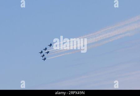 200506 -- DALLAS, 6. Mai 2020 Xinhua -- Eine Formation der Blue Angels fliegt am 6. Mai 2020 über Dallas und Fort Worth, Texas, USA. Jets der Blue Angels der US Navy flogen über die südlichen bundesstaaten Texas und Louisiana, um die Frontarbeiter zu ehren, die die COVID-19-Pandemie bekämpfen. Der Überflug begann gegen Mittag im Norden von Texas Dallas-Fort Worth und setzte sich über die größte texanische Stadt Houston und New Orleans in Louisiana in südlicher Richtung fort. Foto von Dan Tian/Xinhua U.S.-TEXAS-DALLAS-COVID-19-FLYOVER PUBLICATIONxNOTxINxCHN Stockfoto