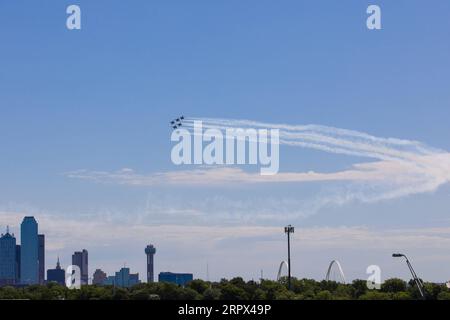 200506 -- DALLAS, 6. Mai 2020 Xinhua -- Eine Formation der Blue Angels fliegt am 6. Mai 2020 über Dallas und Fort Worth, Texas, USA. Jets der Blue Angels der US Navy flogen über die südlichen bundesstaaten Texas und Louisiana, um die Frontarbeiter zu ehren, die die COVID-19-Pandemie bekämpfen. Der Überflug begann gegen Mittag im Norden von Texas Dallas-Fort Worth und setzte sich über die größte texanische Stadt Houston und New Orleans in Louisiana in südlicher Richtung fort. Foto von Dan Tian/Xinhua U.S.-TEXAS-DALLAS-COVID-19-FLYOVER PUBLICATIONxNOTxINxCHN Stockfoto
