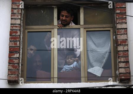 200506 -- SANAA, 6. Mai 2020 Xinhua -- Menschen blicken durch ein Fenster in Sanaa, Jemen, 6. Mai 2020. Die jemenitischen regierungsnahen Gesundheitsbehörden bestätigten am Mittwoch vier neue COVID-19-Fälle, wodurch die Gesamtzahl der registrierten Fälle in dem vom Krieg verwüsteten arabischen Land auf 25 gestiegen ist. Foto von Mohammed Mohammed/Xinhua YEMEN-SANAA-COVID-19-LOCKDOWN PUBLICATIONxNOTxINxCHN Stockfoto