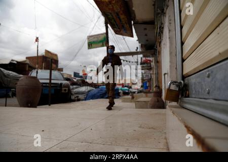 200506 -- SANAA, 6. Mai 2020 Xinhua -- Ein Soldat geht durch geschlossene Geschäfte in Sanaa, Jemen, 6. Mai 2020. Die jemenitischen regierungsnahen Gesundheitsbehörden bestätigten am Mittwoch vier neue COVID-19-Fälle, wodurch die Gesamtzahl der registrierten Fälle in dem vom Krieg verwüsteten arabischen Land auf 25 gestiegen ist. Foto von Mohammed Mohammed/Xinhua YEMEN-SANAA-COVID-19-LOCKDOWN PUBLICATIONxNOTxINxCHN Stockfoto