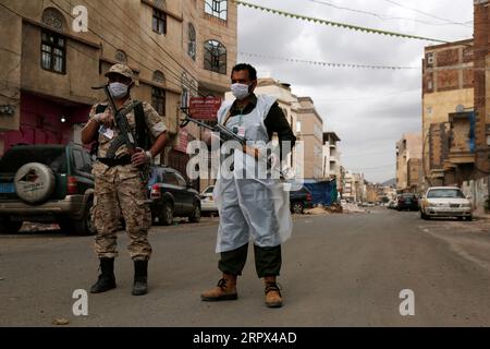 200506 -- SANAA, 6. Mai 2020 Xinhua -- Soldaten, die Gesichtsmasken tragen, werden auf einer Straße in Sanaa, Jemen, 6. Mai 2020 gesehen. Die jemenitischen regierungsnahen Gesundheitsbehörden bestätigten am Mittwoch vier neue COVID-19-Fälle, wodurch die Gesamtzahl der registrierten Fälle in dem vom Krieg verwüsteten arabischen Land auf 25 gestiegen ist. Foto von Mohammed Mohammed/Xinhua YEMEN-SANAA-COVID-19-LOCKDOWN PUBLICATIONxNOTxINxCHN Stockfoto