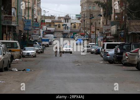 200506 -- SANAA, 6. Mai 2020 Xinhua -- Soldaten und ein Krankenwagen werden auf einer Straße in Sanaa, Jemen, 6. Mai 2020 gesehen. Die jemenitischen regierungsnahen Gesundheitsbehörden bestätigten am Mittwoch vier neue COVID-19-Fälle, wodurch die Gesamtzahl der registrierten Fälle in dem vom Krieg verwüsteten arabischen Land auf 25 gestiegen ist. Foto von Mohammed Mohammed/Xinhua YEMEN-SANAA-COVID-19-LOCKDOWN PUBLICATIONxNOTxINxCHN Stockfoto