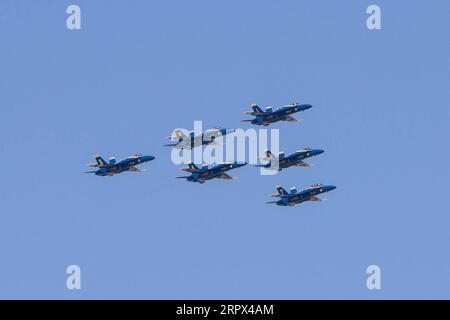200506 -- DALLAS, 6. Mai 2020 Xinhua -- Eine Formation der Blue Angels fliegt am 6. Mai 2020 über Dallas und Fort Worth, Texas, USA. Jets der Blue Angels der US Navy flogen über die südlichen bundesstaaten Texas und Louisiana, um die Frontarbeiter zu ehren, die die COVID-19-Pandemie bekämpfen. Der Überflug begann gegen Mittag im Norden von Texas Dallas-Fort Worth und setzte sich über die größte texanische Stadt Houston und New Orleans in Louisiana in südlicher Richtung fort. Foto von Dan Tian/Xinhua U.S.-TEXAS-DALLAS-COVID-19-FLYOVER PUBLICATIONxNOTxINxCHN Stockfoto
