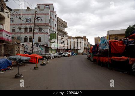 200506 -- SANAA, 6. Mai 2020 Xinhua -- Foto aufgenommen am 6. Mai 2020 zeigt eine leere Straße in Sanaa, Jemen. Die jemenitischen regierungsnahen Gesundheitsbehörden bestätigten am Mittwoch vier neue COVID-19-Fälle, wodurch die Gesamtzahl der registrierten Fälle in dem vom Krieg verwüsteten arabischen Land auf 25 gestiegen ist. Foto von Mohammed Mohammed/Xinhua YEMEN-SANAA-COVID-19-LOCKDOWN PUBLICATIONxNOTxINxCHN Stockfoto