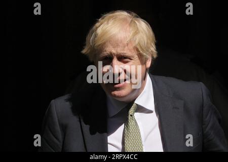 200506 -- LONDON, 6. Mai 2020 Xinhua -- der britische Premierminister Boris Johnson verlässt am 6. Mai 2020 die 10 Downing Street in London. Weitere 649 COVID-19-Patienten starben, was die Gesamtzahl der Coronavirus-bedingten Todesopfer in Großbritannien auf 30.076, sagte der Minister für Wohnungswesen, Gemeinden und die lokale Regierung Robert Jenrick am Mittwoch. Foto von Tim Ireland/Xinhua BRITAIN-LONDON-COVID-19-TODESOPFER PUBLICATIONxNOTxINxCHN Stockfoto