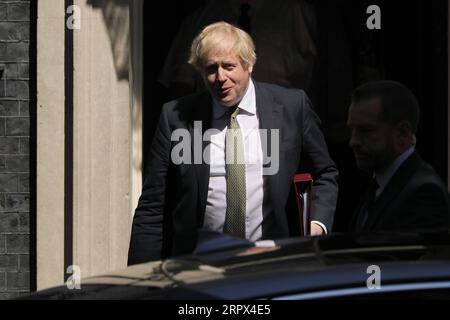 200506 -- LONDON, 6. Mai 2020 Xinhua -- der britische Premierminister Boris Johnson verlässt am 6. Mai 2020 die 10 Downing Street in London. Weitere 649 COVID-19-Patienten starben, was die Gesamtzahl der Coronavirus-bedingten Todesopfer in Großbritannien auf 30.076, sagte der Minister für Wohnungswesen, Gemeinden und die lokale Regierung Robert Jenrick am Mittwoch. Foto von Tim Ireland/Xinhua BRITAIN-LONDON-COVID-19-TODESOPFER PUBLICATIONxNOTxINxCHN Stockfoto