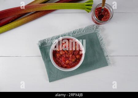 Hausgemachte Rhabarbermarmelade auf weißem Hintergrund Stockfoto