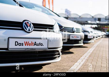 200508 -- BERLIN, 8. Mai 2020 Xinhua -- Fahrzeuge werden bei einem Autohändler von Volkswagen in Berlin, Hauptstadt von Deutschland, am 7. Mai 2020 gesehen. Der Autoexport in Deutschland sei fast vollständig zum Stillstand gekommen, stellte der Verband der Automobilindustrie VDA fest. Im April gingen nur noch 17.600 neue Pkw an Kunden in aller Welt zurück und gingen um 94 Prozent zurück. Foto von Binh Truong/Xinhua GERMANY-BERLIN-COVID-19-CAR-EXPORT PUBLICATIONxNOTxINxCHN Stockfoto