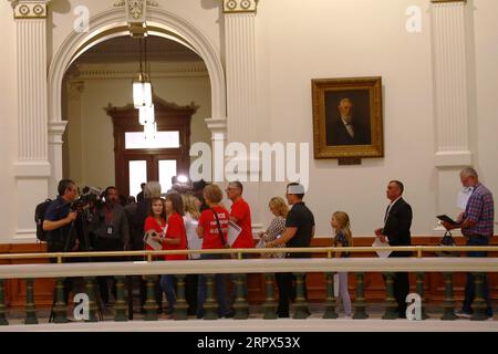 Austin, USA. September 2023. Am 5. September 2023 sehen die Leute in Austin, Texas, USA, einen Amtsenthebungsprozess gegen den suspendierten Staatsanwalt Ken Paxton wegen jahrelanger Anklagen an. Der Senat des südzentralen US-Bundesstaates Texas begann am Dienstag ein Amtsenthebungsverfahren gegen den suspendierten Staatsanwalt Ken Paxton, einen Republikaner, über jahrelange Anklagen wie Korruption, Gesetzesbruch und Machtmissbrauch. Quelle: Chengyue Lao/Xinhua/Alamy Live News Stockfoto