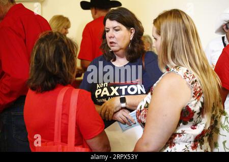 Austin, USA. September 2023. Die Leute reden, während sie auf ein Amtsenthebungsverfahren gegen den suspendierten Staatsanwalt General Ken Paxton wegen jahrelanger Anklagen in Austin, Texas, USA, am 5. September 2023 warten. Der Senat des südzentralen US-Bundesstaates Texas begann am Dienstag ein Amtsenthebungsverfahren gegen den suspendierten Staatsanwalt Ken Paxton, einen Republikaner, über jahrelange Anklagen wie Korruption, Gesetzesbruch und Machtmissbrauch. Quelle: Chengyue Lao/Xinhua/Alamy Live News Stockfoto