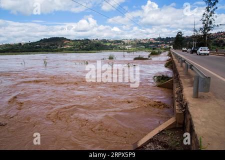 200509 -- KIGALI, 9. Mai 2020 -- Foto vom 8. Mai 2020 zeigt einen Fluss mit hohem Wasserstand aufgrund von starken Regenfällen in Ruandas Hauptstadt Kigali. Die Zahl der Todesopfer aufgrund der schweren Regenfälle in verschiedenen Teilen Ruandas am Mittwoch Abend hat 72 erreicht, sagte ein Regierungsbeamter am Freitag. Foto von /Xinhua RUANDA-SCHWERE REGENFÄLLE-TODESOPFER CyrilxNdegeya PUBLICATIONxNOTxINxCHN Stockfoto