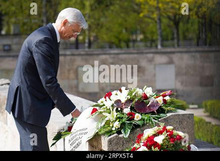 200509 -- RIGA, 9. Mai 2020 Xinhua -- der lettische Premierminister Krisjanis Karins legt einen Kranz auf dem Rigaer Brüderfriedhof zum Gedenken an das Ende des Zweiten Weltkriegs in Riga, Lettland, 8. Mai 2020. Am Freitag, dem 75. Jahrestag des Sieges in Europa, wurde der Jahrestag des Sieges auf dem Rigaer Brüderfriedhof begangen. Foto von Janis/Xinhua LETTLAND-RIGA-BEAMTE-WELTKRIEG II-75 Jahre PUBLICATIONxNOTxINxCHN Stockfoto