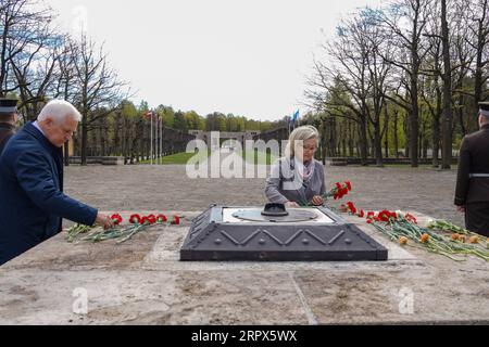 200509 -- RIGA, 9. Mai 2020 Xinhua -- Menschen legen Blumen auf dem Rigaer Brüderfriedhof, um das Ende des Zweiten Weltkriegs in Riga, Lettland, am 8. Mai 2020 zu gedenken. Am Freitag, dem 75. Jahrestag des Sieges in Europa, wurde der Jahrestag des Sieges auf dem Rigaer Brüderfriedhof begangen. Foto von Janis/Xinhua LETTLAND-RIGA-BEAMTE-WELTKRIEG II-75 Jahre PUBLICATIONxNOTxINxCHN Stockfoto