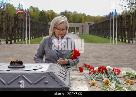 200509 -- RIGA, 9. Mai 2020 Xinhua -- Eine Frau legt Blumen auf dem Rigaer Brüderfriedhof und erinnert an das Ende des Zweiten Weltkriegs in Riga, Lettland, 8. Mai 2020. Am Freitag, dem 75. Jahrestag des Sieges in Europa, wurde der Jahrestag des Sieges auf dem Rigaer Brüderfriedhof begangen. Foto von Janis/Xinhua LETTLAND-RIGA-BEAMTE-WELTKRIEG II-75 Jahre PUBLICATIONxNOTxINxCHN Stockfoto