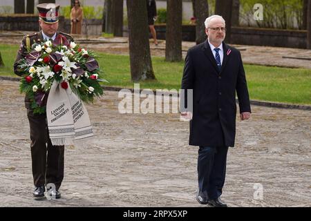 200509 -- RIGA, 9. Mai 2020 Xinhua -- der lettische Präsident Egils Levits bereitet sich darauf vor, einen Kranz auf dem Rigaer Brüderfriedhof zu legen, der an das Ende des Zweiten Weltkriegs in Riga, Lettland, am 8. Mai 2020 erinnert. Am Freitag, dem 75. Jahrestag des Sieges in Europa, wurde der Jahrestag des Sieges auf dem Rigaer Brüderfriedhof begangen. Foto von Janis/Xinhua LETTLAND-RIGA-BEAMTE-WELTKRIEG II-75 Jahre PUBLICATIONxNOTxINxCHN Stockfoto