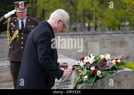 200509 -- RIGA, 9. Mai 2020 Xinhua -- der lettische Präsident Egils Levits legt einen Kranz auf dem Rigaer Brüderfriedhof zum Gedenken an das Ende des Zweiten Weltkriegs in Riga, Lettland, 8. Mai 2020. Am Freitag, dem 75. Jahrestag des Sieges in Europa, wurde der Jahrestag des Sieges auf dem Rigaer Brüderfriedhof begangen. Foto von Janis/Xinhua LETTLAND-RIGA-BEAMTE-WELTKRIEG II-75 Jahre PUBLICATIONxNOTxINxCHN Stockfoto