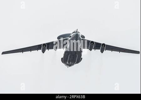 200509 -- MOSKAU, 9. Mai 2020 Xinhua -- Russische A-50 Frühwarnflugzeuge fliegen über den Roten Platz während der Victory Air Parade in Moskau, Russland, 9. Mai 2020. Russland feierte am Samstag kurz den 75. Jahrestag des sowjetischen Sieges gegen die Nazis im Zweiten Weltkrieg, inmitten seines verschärften Kampfes gegen die COVID-19-Pandemie. Foto von Evgeny Sinitsyn/Xinhua RUSSLAND-MOSKAU-SIEG-TAGESZUG PUBLICATIONxNOTxINxCHN Stockfoto
