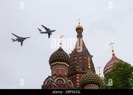 200509 -- MOSKAU, 9. Mai 2020 Xinhua -- Betankungsflugzeug Il-78 und strategischer Bomber Tu-160 werden während der Siegesluftparade in Moskau, Russland, am 9. Mai 2020 gesehen. Russland feierte am Samstag kurz den 75. Jahrestag des sowjetischen Sieges gegen die Nazis im Zweiten Weltkrieg, inmitten seines verschärften Kampfes gegen die COVID-19-Pandemie. Foto von Alexander Zemlianichenko Jr/Xinhua RUSSLAND-MOSKAU-SIEG-TAGESPARADE PUBLICATIONxNOTxINxCHN Stockfoto