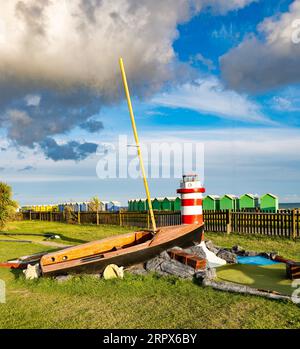 Dekorative Elemente auf einem verrückten Golfplatz (Putt-Putt) am Meer in Littlehampton, West Sussex, Großbritannien; mit einem Leuchtturm Stockfoto