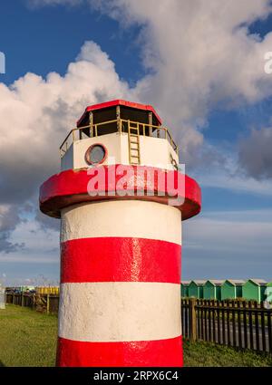 Dekorative Elemente auf einem verrückten Golfplatz (Putt-Putt) am Meer in Littlehampton, West Sussex, Großbritannien; mit einem Leuchtturm Stockfoto