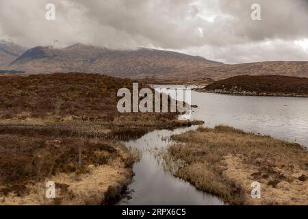 Blick über eine Winterlandschaft in Glencoe im schroffen Hochland Schottlands Stockfoto