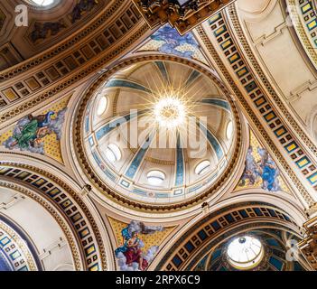 Kuppel des Brompton Oratory, eine große neoklassizistische katholische Kirche in Knightsbridge, London. Entwickelt im Jahr 1880. Kuppel hinzugefügt in 1895. Stockfoto