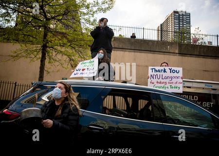 200510 -- NEW YORK, 10. Mai 2020 -- Familienmitglieder des COVID-19-Patienten Teddy O Connor halten Zeichen und zeigen Wertschätzung für Beschäftigte im Gesundheitswesen am NYU Langone Medical Center inmitten des COVID-19-Ausbruchs in New York, USA, 9. Mai 2020. Die Zahl der COVID-19-Fälle in den Vereinigten Staaten erreichte am Samstag, 15:32 Uhr (GMT) 1932 1.300.079, so das Center for Systems Science and Engineering CSSE an der Johns Hopkins University. In der Zwischenzeit hat die Zahl der Todesopfer durch die Krankheit im Land 78.320. Foto von /Xinhua U.S.-COVID-19 FÄLLE-UPDATE MichaelxNagle PUBLICATIONxNOTxINxCHN Stockfoto
