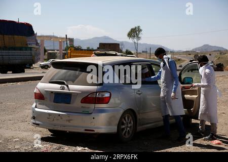 200510 -- SANAA, 10. Mai 2020 Xinhua -- Gesundheitspersonal überprüft Reisende Körpertemperatur als Vorsichtsmaßnahme gegen die Ausbreitung von COVID-19 am südlichen Eingang von Sanaa, Jemen, 9. Mai 2020. Foto von Mohammed Mohammed/Xinhua YEMEN-SANAA-COVID-19-MEDICAL CHECK PUBLICATIONxNOTxINxCHN Stockfoto