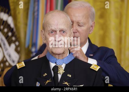 US-Präsident Joe Biden überreicht die Medal of Honor an Captain Larry Taylor der US-Armee während einer Zeremonie im East Room im Weißen Haus am 5. September 2023 in Washington. DC-Kapitän Taylor erhält die Ehrenmedaille für seine Aktionen, die er 1968 als Teamleiter eines Helicopter Light-Fire-Teams unternahm, das direkt zur Rettung einer 4-Mann-Aufklärungspatrouille führte, die von überwältigenden feindlichen Kräften umgeben wurde. Credit: Samuel Corum/Pool via CNP Stockfoto