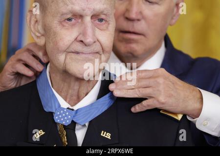 US-Präsident Joe Biden überreicht die Medal of Honor an Captain Larry Taylor der US-Armee während einer Zeremonie im East Room im Weißen Haus am 5. September 2023 in Washington. DC-Kapitän Taylor erhält die Ehrenmedaille für seine Aktionen, die er 1968 als Teamleiter eines Helicopter Light-Fire-Teams unternahm, das direkt zur Rettung einer 4-Mann-Aufklärungspatrouille führte, die von überwältigenden feindlichen Kräften umgeben wurde. Credit: Samuel Corum/Pool via CNP Stockfoto