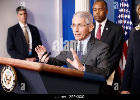 200510 -- PEKING, 10. Mai 2020 -- Anthony Fauci Front, Direktor des US National Institute of Allergy and Infectious Diseases NIAID, spricht während einer Pressekonferenz über das Coronavirus im Weißen Haus in Washington D.C., USA, 4. März 2020. ZU GEHEN MIT XINHUA SCHLAGZEILEN VOM 10. MAI 2020 Foto von /Xinhua CHINA-COVID-19-PANDEMIC BATTLE TingxShen PUBLICATIONxNOTxINxCHN Stockfoto