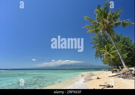 Strand auf Gili Air mit Lombok und Mount Rinjani im Hintergrund. Gili Air, West Nusa Tenggara, Indonesien Stockfoto