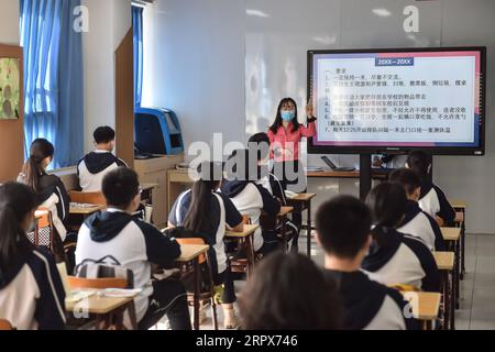 200511 -- PEKING, 11. Mai 2020 -- Studenten lernen auf dem Campus COVID-19 Präventions- und Kontrollregeln an der Nr. 166 Middle School in Peking, Hauptstadt von China, 11. Mai 2020. Peking nahm am Montag den Unterricht für die Schüler aller Sekundarschulen des letzten Jahres wieder auf, da die Auswirkungen von COVID-19 nachließen. CHINA-PEKING-COVID-19-SCHOOL-RESUMPTION CN PENGXZIYANG PUBLICATIONXNOTXINXCHN Stockfoto