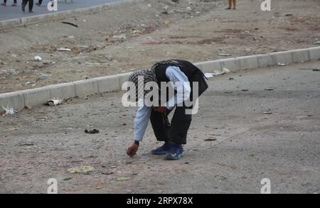 200511 -- KABUL, 11. Mai 2020 -- ein afghanischer Mann inspiziert die Szene einer Explosion in Kabul, Hauptstadt Afghanistans, 11. Mai 2020. Vier Personen wurden verletzt, als vier Explosionen den Polizeibezirk 17 der afghanischen Hauptstadt Kabul am Montag schockierten, sagte ein Polizeisprecher Ferdous Faramarz. AFGHANISTAN-KABUL-BLAST RahmatullahxAlizadah PUBLICATIONxNOTxINxCHN Stockfoto