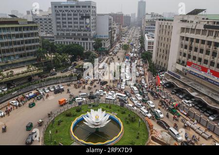 200511 -- DHAKA, 11. Mai 2020 Xinhua -- Luftaufnahme, aufgenommen am 11. Mai 2020, zeigt eine große Straße, die durch den Verkehr in der Hauptstadt von Bangladesch, Dhaka, dem Gewerbegebiet Motijheel, verstopft ist. Am Montag wurden die wichtigsten Straßen und Straßen von Dhaka einen Tag nach der Wiedereröffnung von Geschäften und Märkten wieder belebt, allerdings auf begrenzter Basis, nachdem die Regierung dies angeordnet hatte. STR/Xinhua BANGLADESCH-DHAKA-COVID-19-EASING-LOCKDOWN PUBLICATIONxNOTxINxCHN Stockfoto