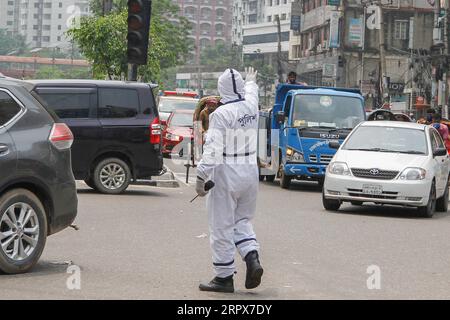 200511 -- DHAKA, 11. Mai 2020 Xinhua -- Ein Verkehrspolizist, Der Schutzausrüstung trägt, führt am 11. Mai 2020 seinen Dienst auf einer Straße in Dhaka, Bangladesch, aus. Am Montag wurden die wichtigsten Straßen und Straßen von Dhaka einen Tag nach der Wiedereröffnung von Geschäften und Märkten wieder belebt, allerdings auf begrenzter Basis, nachdem die Regierung dies angeordnet hatte. STR/Xinhua BANGLADESCH-DHAKA-COVID-19-EASING-LOCKDOWN PUBLICATIONxNOTxINxCHN Stockfoto