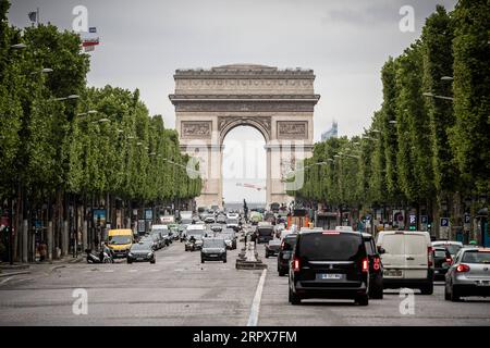 200512 -- PARIS, 12. Mai 2020 Xinhua -- Fahrzeuge werden auf der Champs Elysees Avenue in Paris, Frankreich, am 11. Mai 2020 gesehen. Frankreich hat am Montag vorsichtig einen allmählichen Prozess eingeleitet, um zur Normalität zurückzukehren, indem es einige Beschränkungen lockerte und andere aufrechterhielt, um eine neue Epidemie zu vermeiden. Foto von Aurelien Morissard/Xinhua FRANCE-PARIS-COVID-19-RESTRICTION-EASING PUBLICATIONxNOTxINxCHN Stockfoto