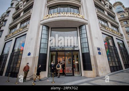 200512 -- PARIS, 12. Mai 2020 Xinhua -- Kunden warten auf den Besuch eines Louis Vuitton Geschäfts auf der Champs Elysees Avenue in Paris, Frankreich, am 11. Mai 2020. Frankreich hat am Montag vorsichtig einen allmählichen Prozess eingeleitet, um zur Normalität zurückzukehren, indem es einige Beschränkungen lockerte und andere aufrechterhielt, um eine neue Epidemie zu vermeiden. Foto von Aurelien Morissard/Xinhua FRANCE-PARIS-COVID-19-RESTRICTION-EASING PUBLICATIONxNOTxINxCHN Stockfoto