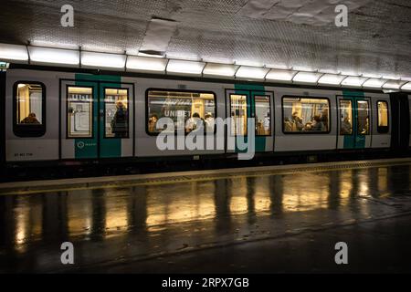 200512 -- PARIS, 12. Mai 2020 Xinhua -- Pendler fahren am 11. Mai 2020 mit der U-Bahn in Paris, Frankreich. Frankreich hat am Montag vorsichtig einen allmählichen Prozess eingeleitet, um zur Normalität zurückzukehren, indem es einige Beschränkungen lockerte und andere aufrechterhielt, um eine neue Epidemie zu vermeiden. Foto von Aurelien Morissard/Xinhua FRANCE-PARIS-COVID-19-RESTRICTION-EASING PUBLICATIONxNOTxINxCHN Stockfoto