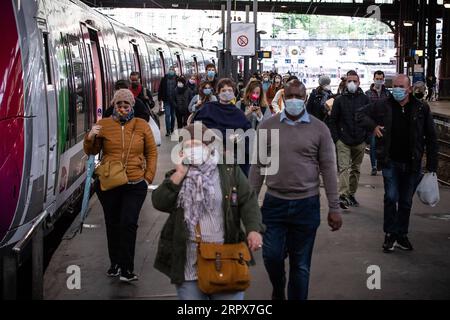 200512 -- PARIS, 12. Mai 2020 Xinhua -- Passagiere kommen am 11. Mai 2020 am Bahnhof Gare Saint-Lazare in Paris an. Frankreich hat am Montag vorsichtig einen allmählichen Prozess eingeleitet, um zur Normalität zurückzukehren, indem es einige Beschränkungen lockerte und andere aufrechterhielt, um eine neue Epidemie zu vermeiden. Foto von Aurelien Morissard/Xinhua FRANCE-PARIS-COVID-19-RESTRICTION-EASING PUBLICATIONxNOTxINxCHN Stockfoto