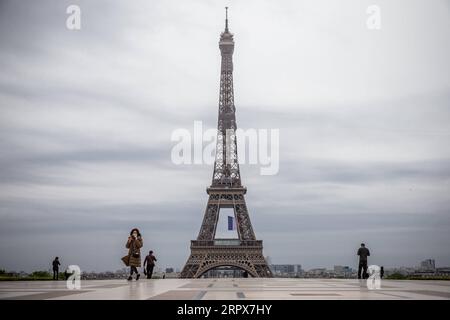 200512 -- PARIS, 12. Mai 2020 Xinhua -- Menschen werden im Trocadero-Palast in Paris, Frankreich, am 11. Mai 2020 gesehen. Frankreich hat am Montag vorsichtig einen allmählichen Prozess eingeleitet, um zur Normalität zurückzukehren, indem es einige Beschränkungen lockerte und andere aufrechterhielt, um eine neue Epidemie zu vermeiden. Foto von Aurelien Morissard/Xinhua FRANCE-PARIS-COVID-19-RESTRICTION-EASING PUBLICATIONxNOTxINxCHN Stockfoto