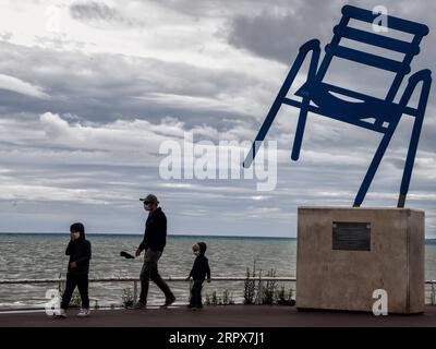 200512 -- PARIS, 12. Mai 2020 Xinhua -- Menschen machen einen Spaziergang am Meer in Nizza, Frankreich, 11. Mai 2020. Frankreich hat am Montag vorsichtig einen allmählichen Prozess eingeleitet, um zur Normalität zurückzukehren, indem es einige Beschränkungen lockerte und andere aufrechterhielt, um eine neue Epidemie zu vermeiden. Foto von Serge Haouzi/Xinhua FRANCE-NICE-COVID-19-RESTRICTION-EASING PUBLICATIONxNOTxINxCHN Stockfoto