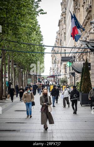 200512 -- PARIS, 12. Mai 2020 Xinhua -- Leute laufen auf der Champs-Elysees Avenue in Paris, Frankreich, 11. Mai 2020. Frankreich hat am Montag vorsichtig einen allmählichen Prozess eingeleitet, um zur Normalität zurückzukehren, indem es einige Beschränkungen lockerte und andere aufrechterhielt, um eine neue Epidemie zu vermeiden. Foto von Aurelien Morissard/Xinhua FRANCE-PARIS-COVID-19-RESTRICTION-EASING PUBLICATIONxNOTxINxCHN Stockfoto