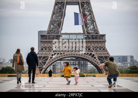 200512 -- PARIS, 12. Mai 2020 Xinhua -- die Menschen genießen sich im Trocadero Palace in Paris, Frankreich, 11. Mai 2020. Frankreich hat am Montag vorsichtig einen allmählichen Prozess eingeleitet, um zur Normalität zurückzukehren, indem es einige Beschränkungen lockerte und andere aufrechterhielt, um eine neue Epidemie zu vermeiden. Foto von Aurelien Morissard/Xinhua FRANCE-PARIS-COVID-19-RESTRICTION-EASING PUBLICATIONxNOTxINxCHN Stockfoto