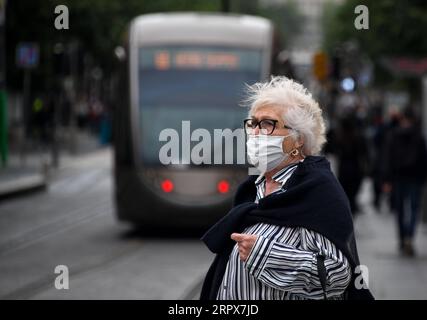 200512 -- PARIS, 12. Mai 2020 Xinhua -- Eine Frau mit Gesichtsmaske wartet auf eine Straßenbahn in Nizza, Frankreich, 11. Mai 2020. Frankreich hat am Montag vorsichtig einen allmählichen Prozess eingeleitet, um zur Normalität zurückzukehren, indem es einige Beschränkungen lockerte und andere aufrechterhielt, um eine neue Epidemie zu vermeiden. Foto von Serge Haouzi/Xinhua FRANCE-NICE-COVID-19-RESTRICTION-EASING PUBLICATIONxNOTxINxCHN Stockfoto