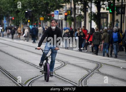 200512 -- PARIS, 12. Mai 2020 Xinhua -- Ein Mann fährt Ein Fahrrad auf einer Straße in Nizza, Frankreich, 11. Mai 2020. Frankreich hat am Montag vorsichtig einen allmählichen Prozess eingeleitet, um zur Normalität zurückzukehren, indem es einige Beschränkungen lockerte und andere aufrechterhielt, um eine neue Epidemie zu vermeiden. Foto von Serge Haouzi/Xinhua FRANCE-NICE-COVID-19-RESTRICTION-EASING PUBLICATIONxNOTxINxCHN Stockfoto