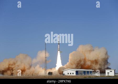 200512 -- JIUQUAN, 12. Mai 2020 Xinhua -- zwei Satelliten, Xingyun-2 01 und 02, werden von einer Kuaizhou-1A KZ-1A Trägerrakete vom Jiuquan Satellite Launch Center im Nordwesten Chinas, 12. Mai 2020, gestartet. China schickte am Dienstag zwei Satelliten in die Umlaufbahn, um die weltraumgestützte IoT-Kommunikationstechnologie Internet of Things zu testen. Die Satelliten wurden hier um 9:16 Uhr Pekinger Zeit vom Jiuquan Satellite Launch Center gestartet. Sie sind erfolgreich in ihre geplante Umlaufbahn eingedrungen. Foto von Shan Biao/Xinhua CHINA-JIUQUAN-IoT PROJEKT-SATELLITEN-START CN PUBLICATIONxNOTxINxCHN Stockfoto