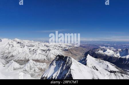 200512 -- MOUNT QOMOLANGMA BASE CAMP, 12. Mai 2020 Xinhua -- Foto aufgenommen mit einem Handy zeigt einen Blick auf Mount Qomolangma über einer Höhe von 7.028 Metern am 12. Mai 2020. Foto von Lhapa/Xinhua InTibetCHINA-TIBET-MOUNT QOMOLANGMA-VIEWS CN PUBLICATIONxNOTxINxCHN Stockfoto