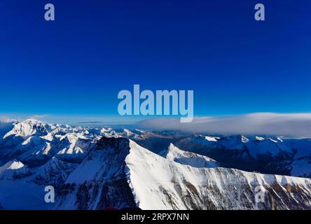 200512 -- MOUNT QOMOLANGMA BASE CAMP, 12. Mai 2020 Xinhua -- Foto aufgenommen mit einem Handy zeigt einen Blick auf Mount Qomolangma über einer Höhe von 7.028 Metern am 12. Mai 2020. Foto von Lhapa/Xinhua InTibetCHINA-TIBET-MOUNT QOMOLANGMA-VIEWS CN PUBLICATIONxNOTxINxCHN Stockfoto